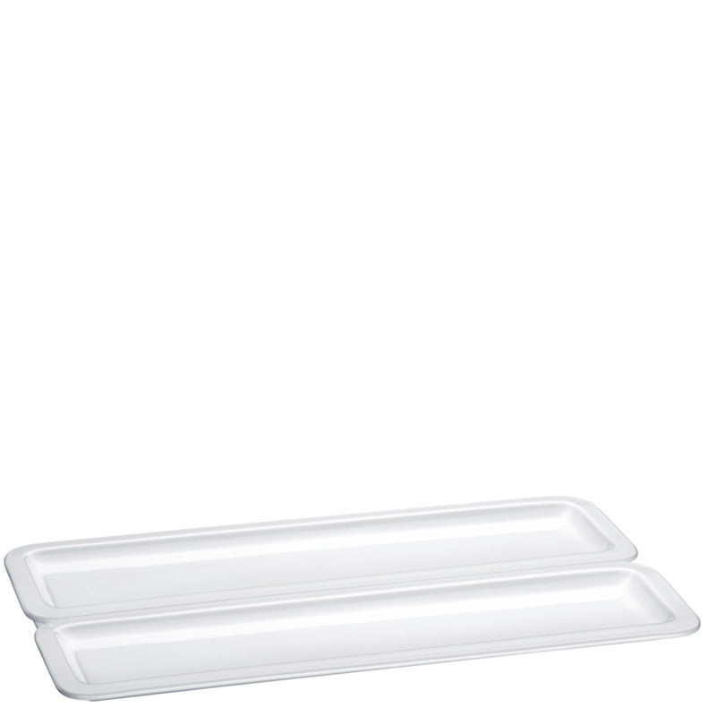 Zwei lange, weiße Servierplatten.