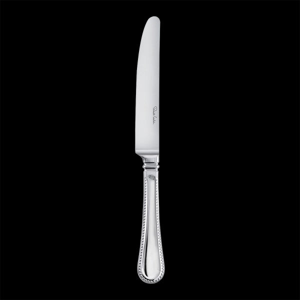 Silbernes Messer auf schwarzem Hintergrund.