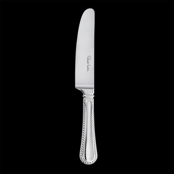 Silbernes Messer auf schwarzem Hintergrund.