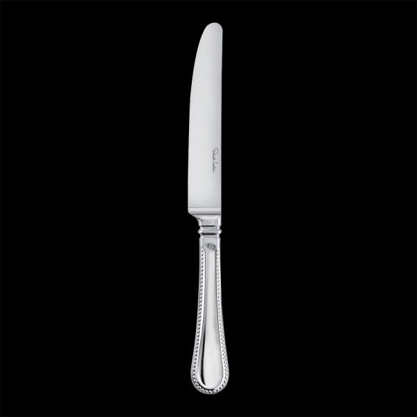 Silbernes Messer auf schwarzem Hintergrund.