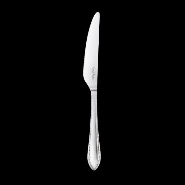 Silbernes Messer auf schwarzem Hintergrund.