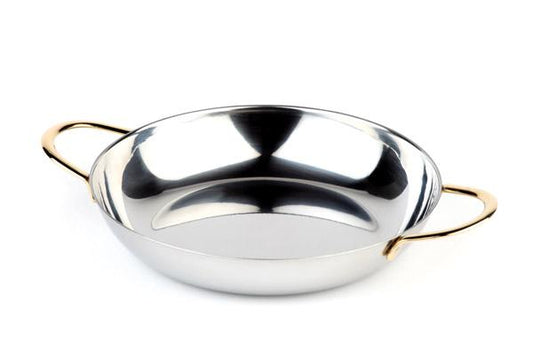 Silberne Pfanne mit goldenen Griffen.