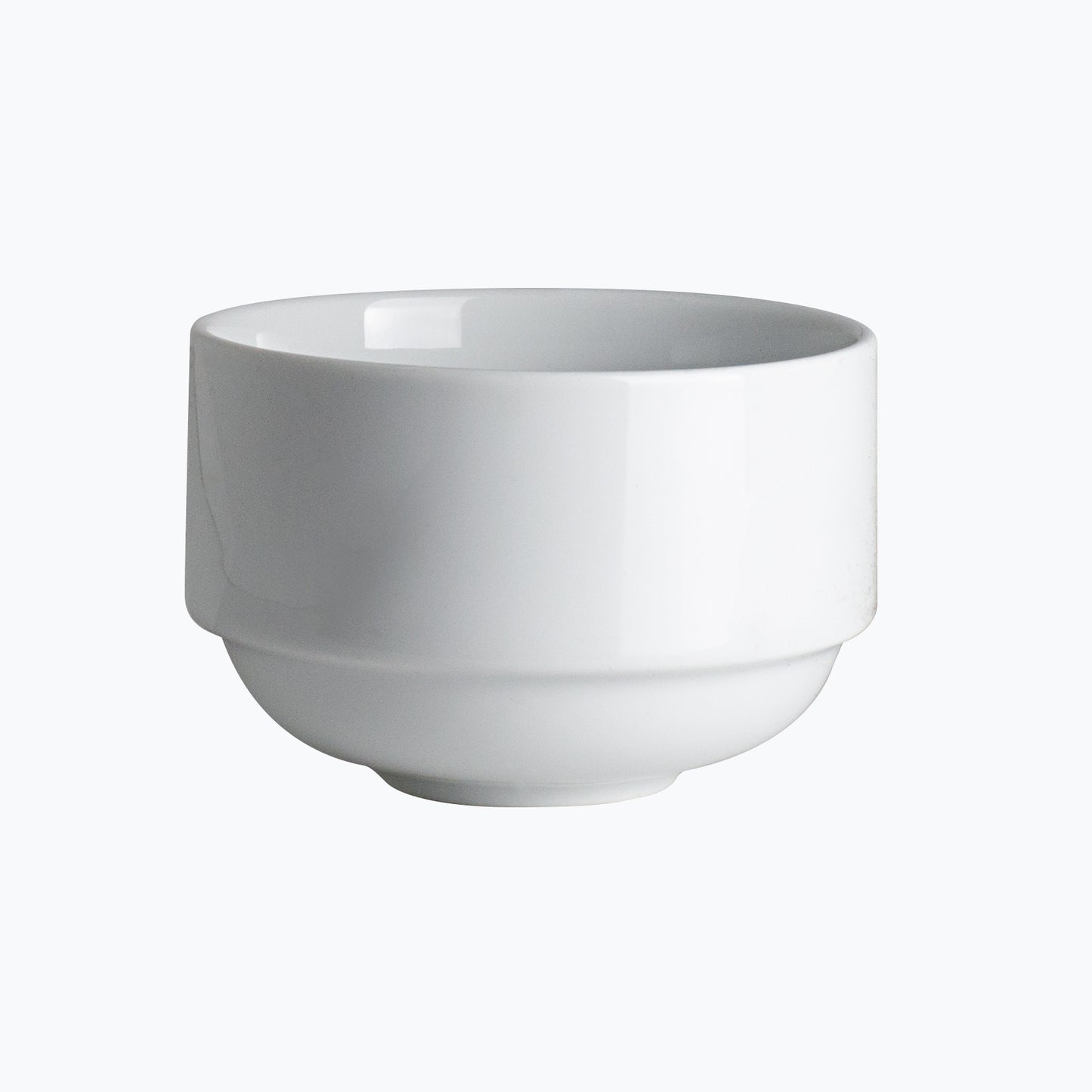 Weiße Porzellanschale auf weißem Hintergrund.