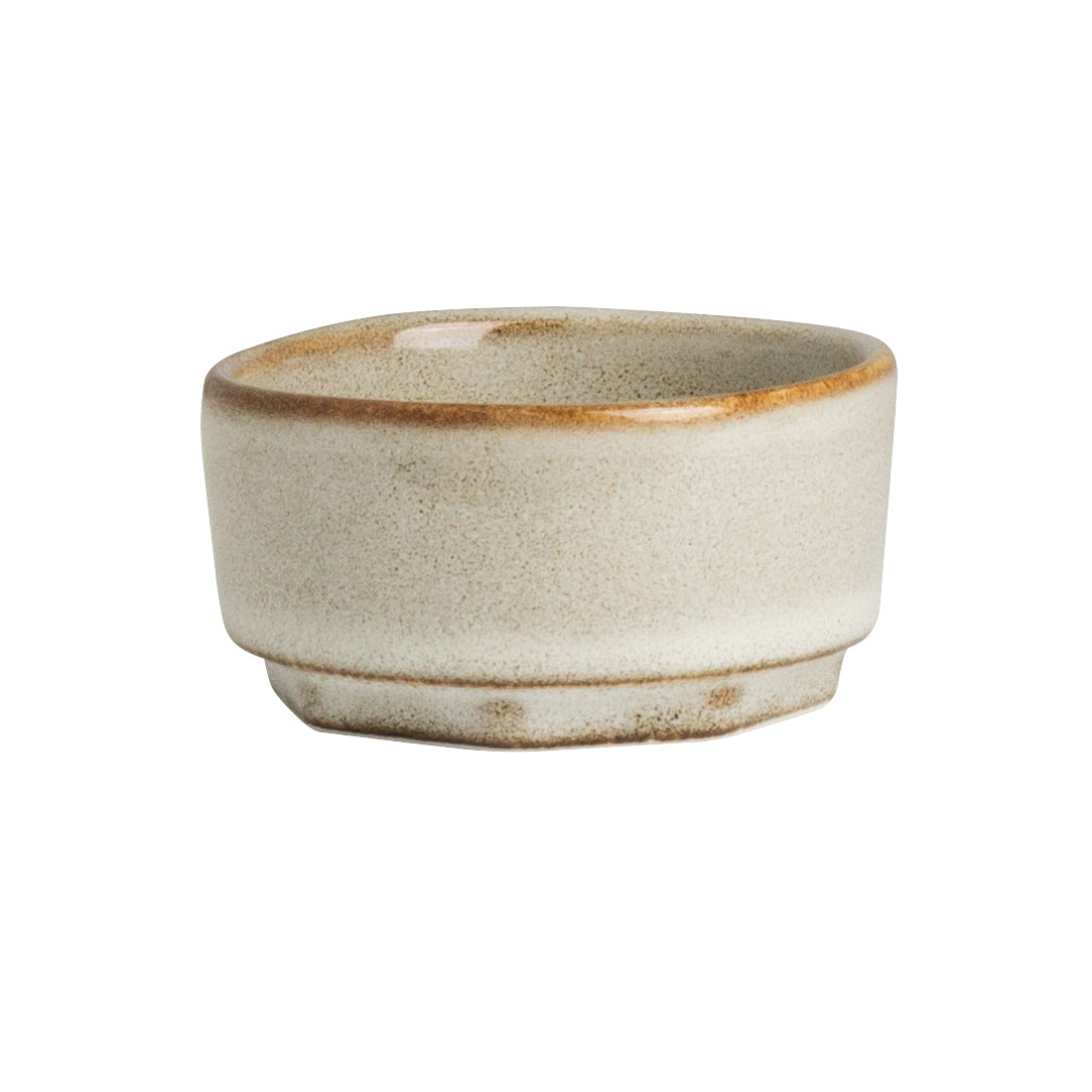 Kleine, beige Keramikschale, leer.