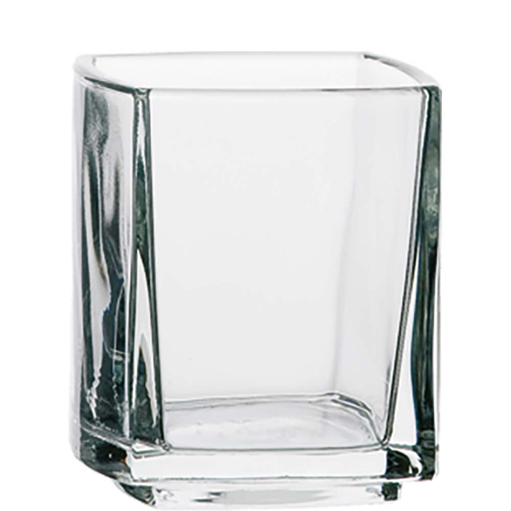 Quadratisches Trinkglas aus Glas.