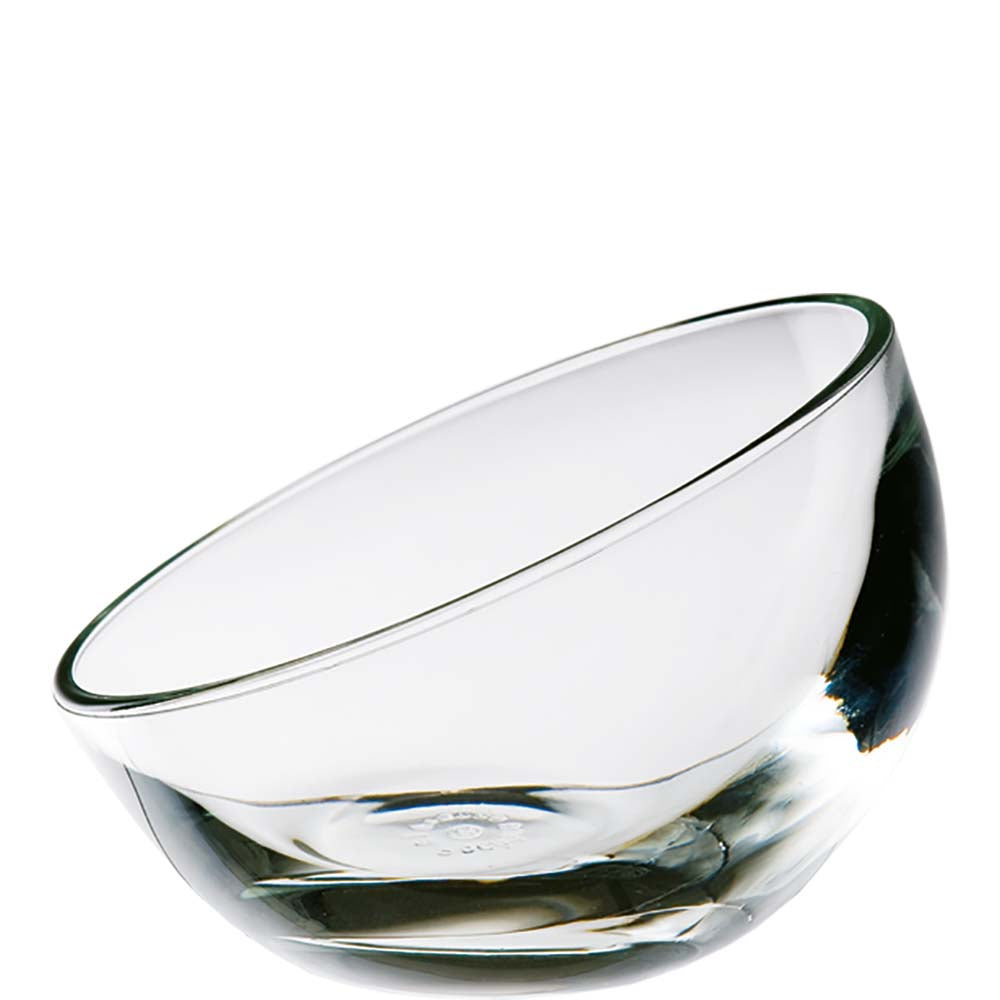 Schräge Glasschale auf weißem Hintergrund.