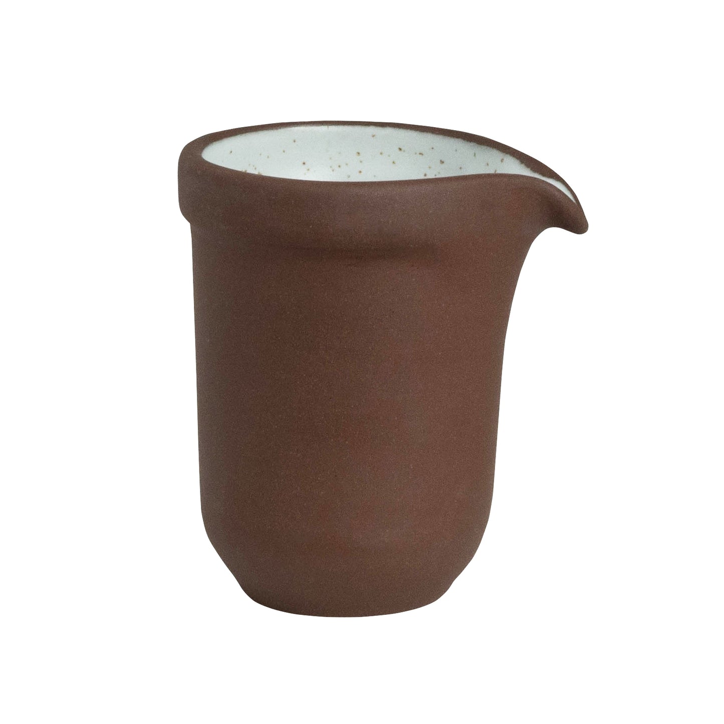 Brauner Keramikbecher mit Ausguss.