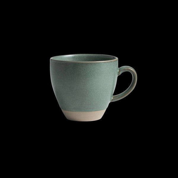 Grüne Tasse auf schwarzem Hintergrund.