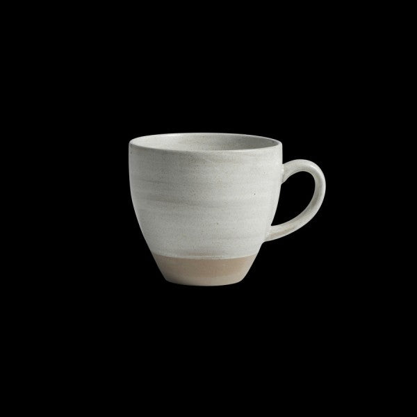 Graue Tasse auf schwarzem Hintergrund.