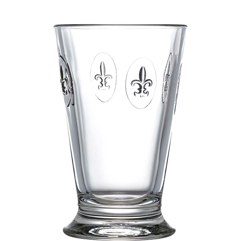 Klares Glas mit Lilienmuster.