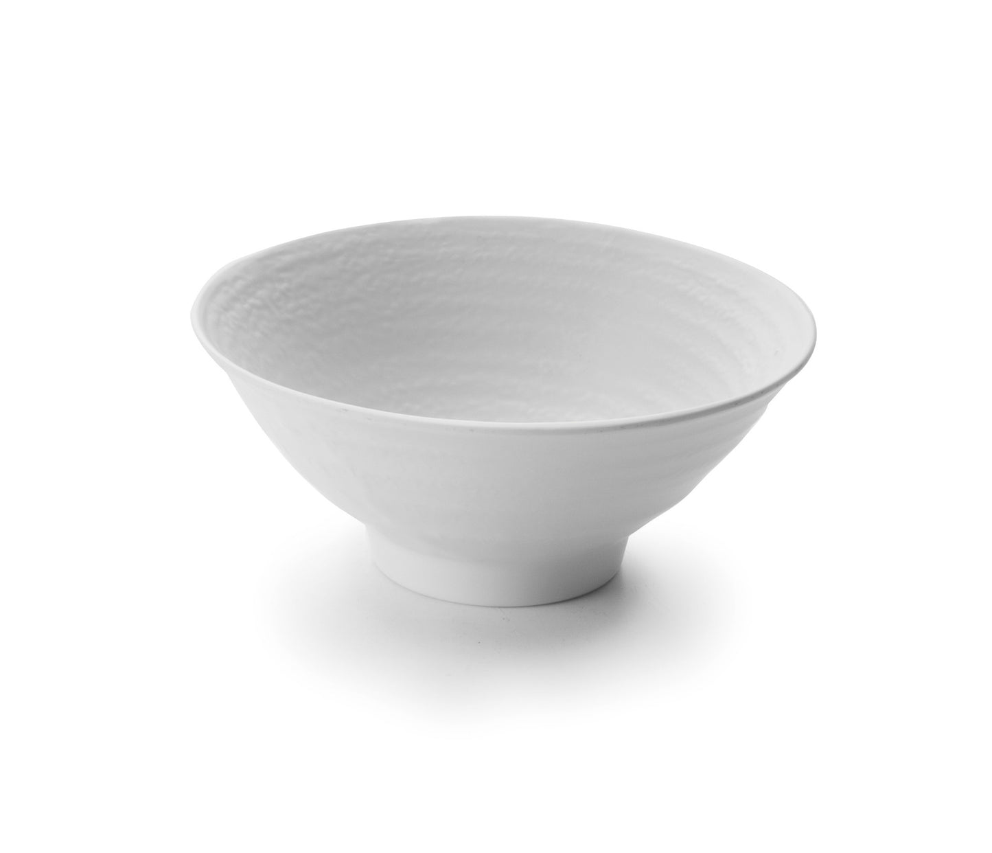 Weiße, runde Schüssel aus Porzellan.