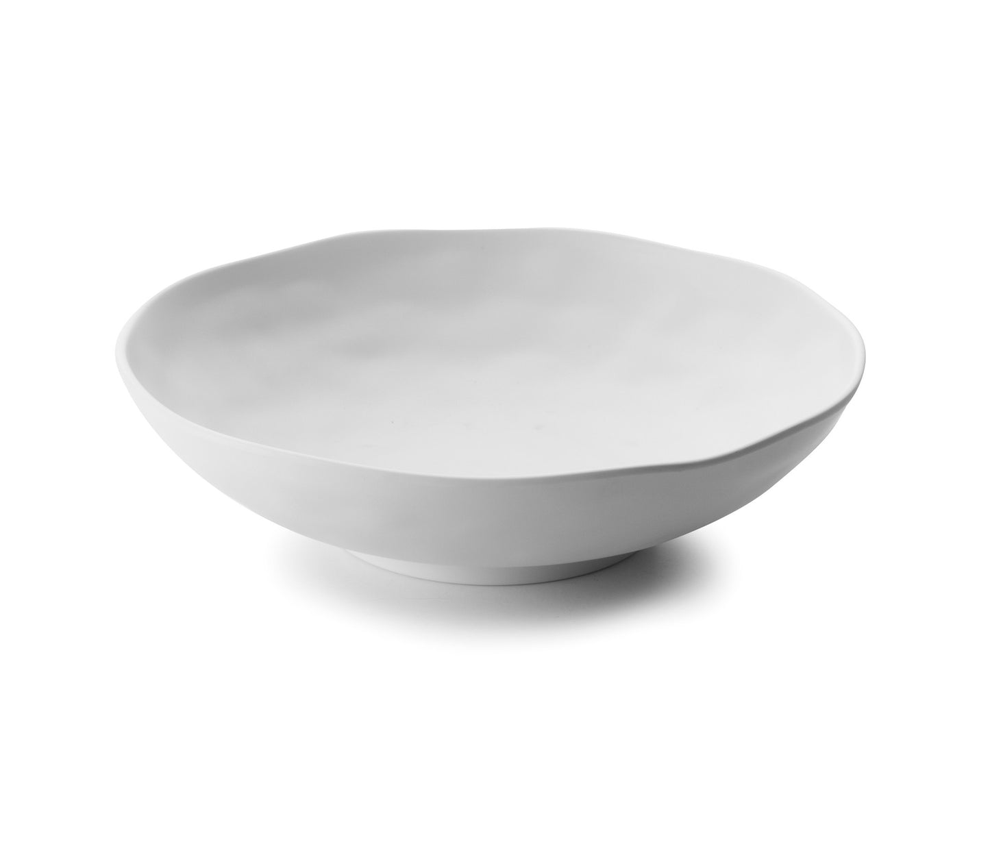 Weiße, flache Schüssel, unregelmäßige Form.