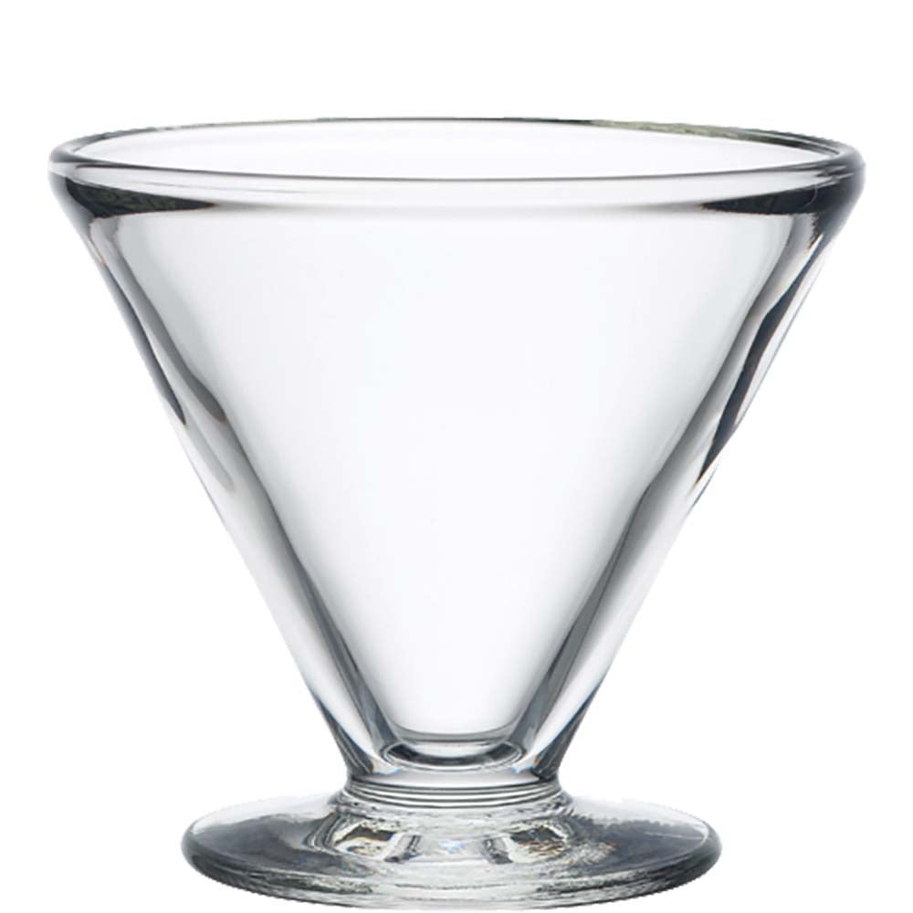 Leeres Cocktailglas auf weißem Hintergrund.