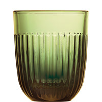 Grünes, geriffeltes Trinkglas.