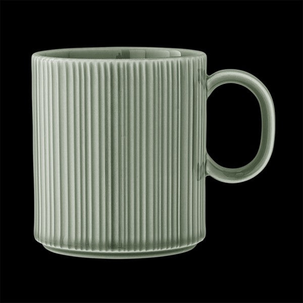 Grüne, geriffelte Tasse auf Schwarz.