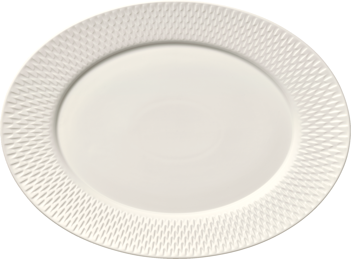 Weiße, flache Porzellanschale seitlich.
