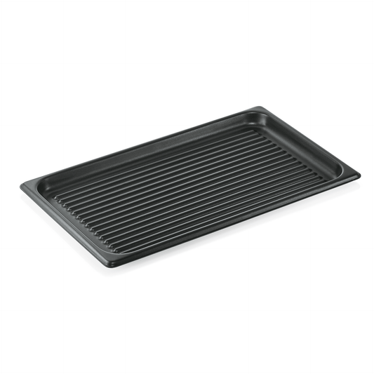 Schwarzes Grillblech mit Rillen.