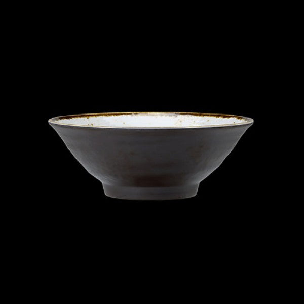 Keramikschüssel auf schwarzem Hintergrund.