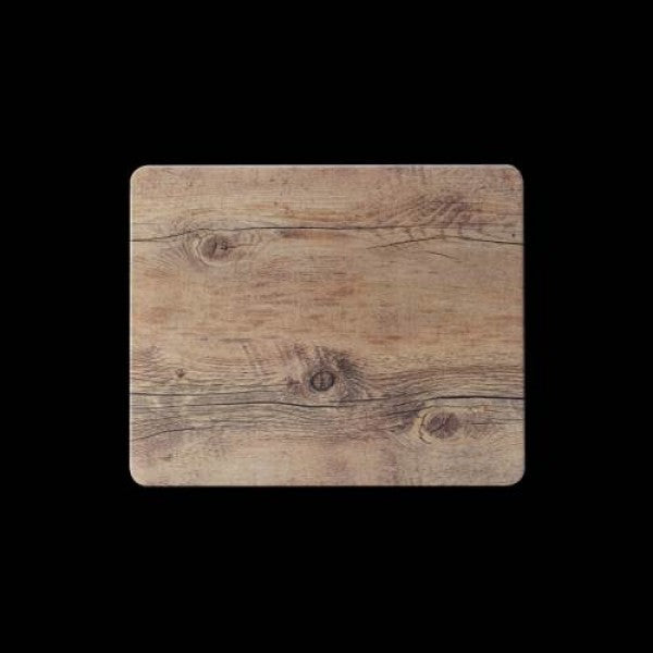 Holzbrett auf schwarzem Hintergrund.