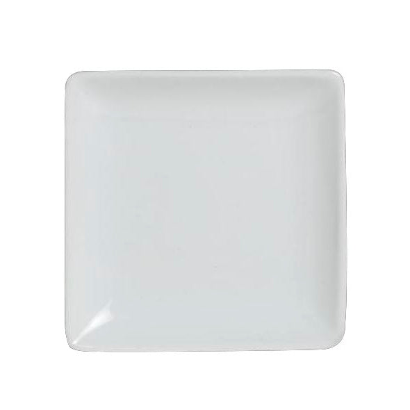 Weißer quadratischer Porzellanteller.
