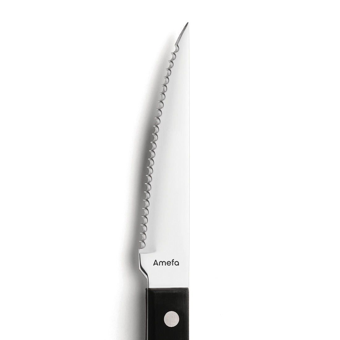 Gezacktes Messer mit schwarzem Griff.