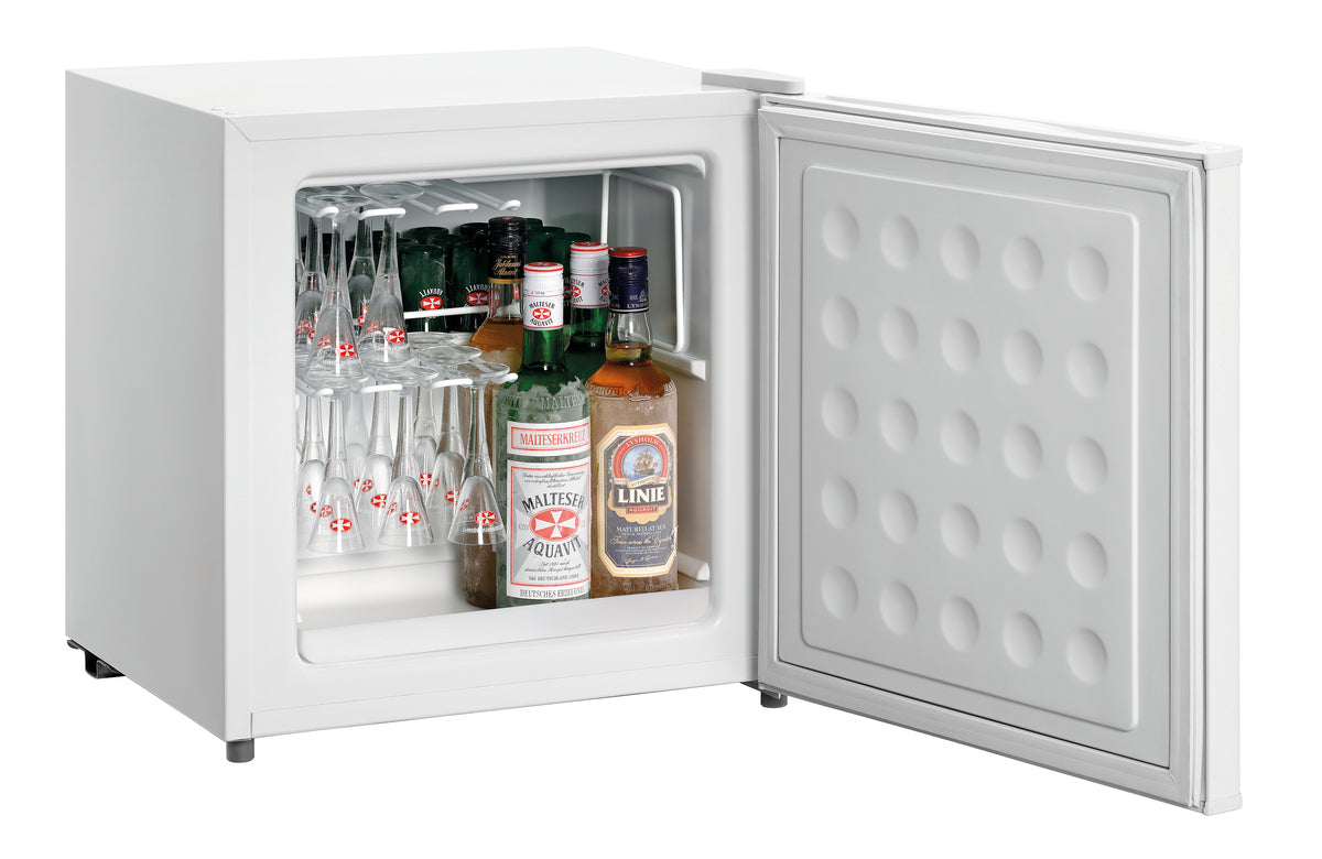 Offener Kühlschrank mit Getränken.