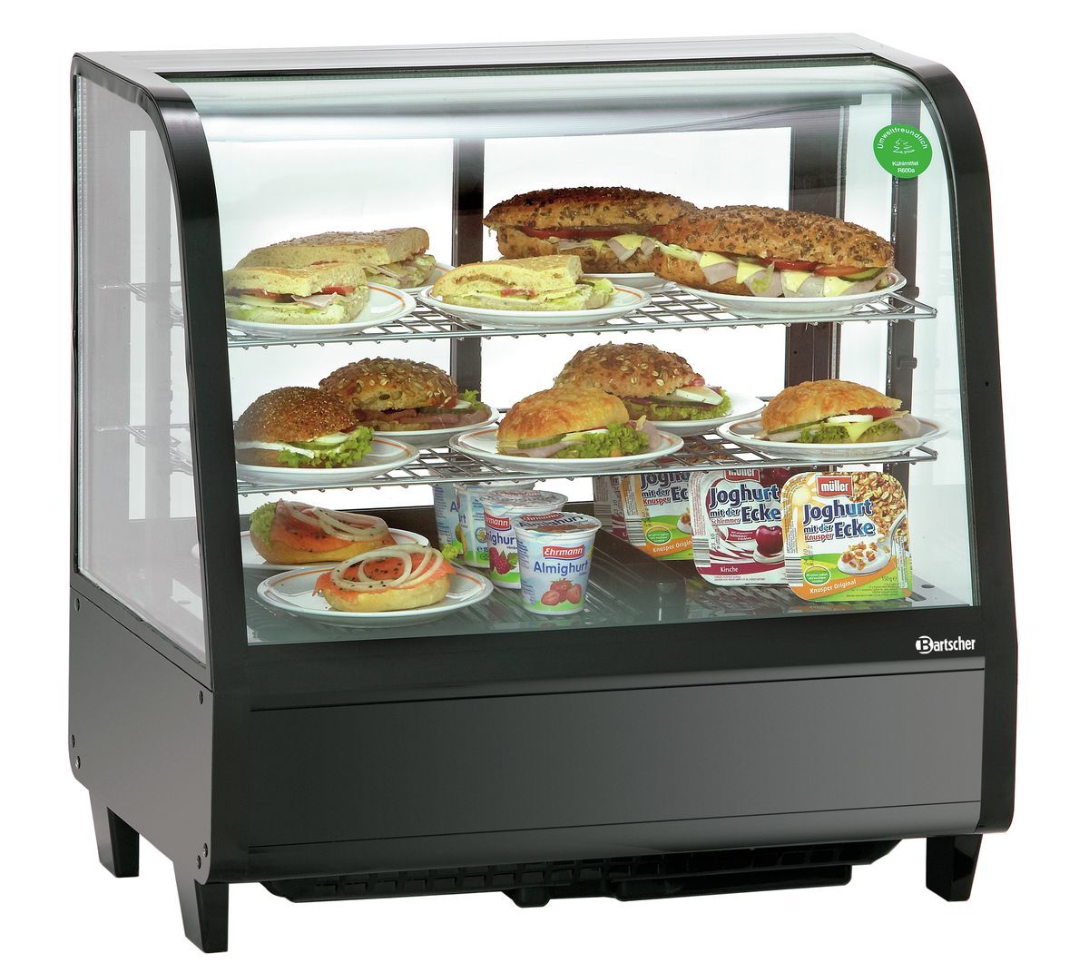 Kühlvitrine mit Snacks und Joghurt.