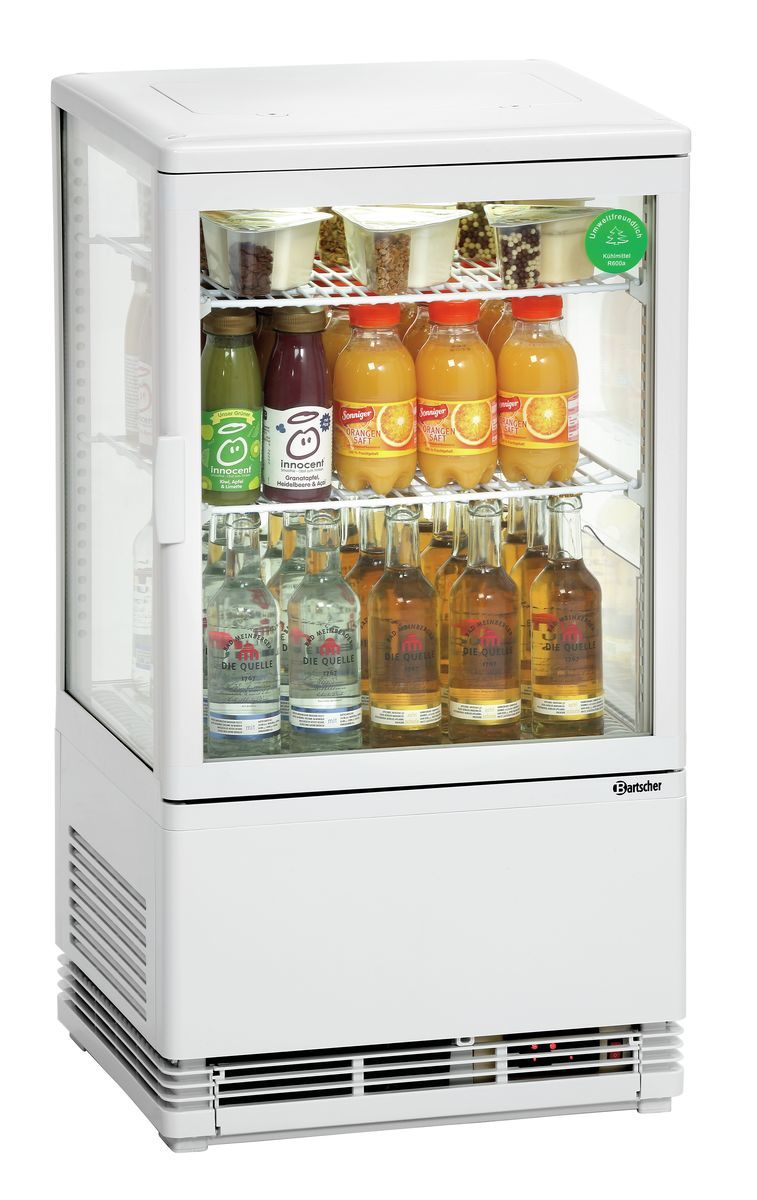 Kühlschrank mit Getränken und Snacks.