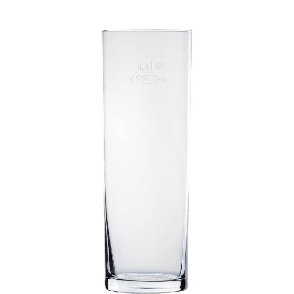 Klares Glas mit Messmarkierung.