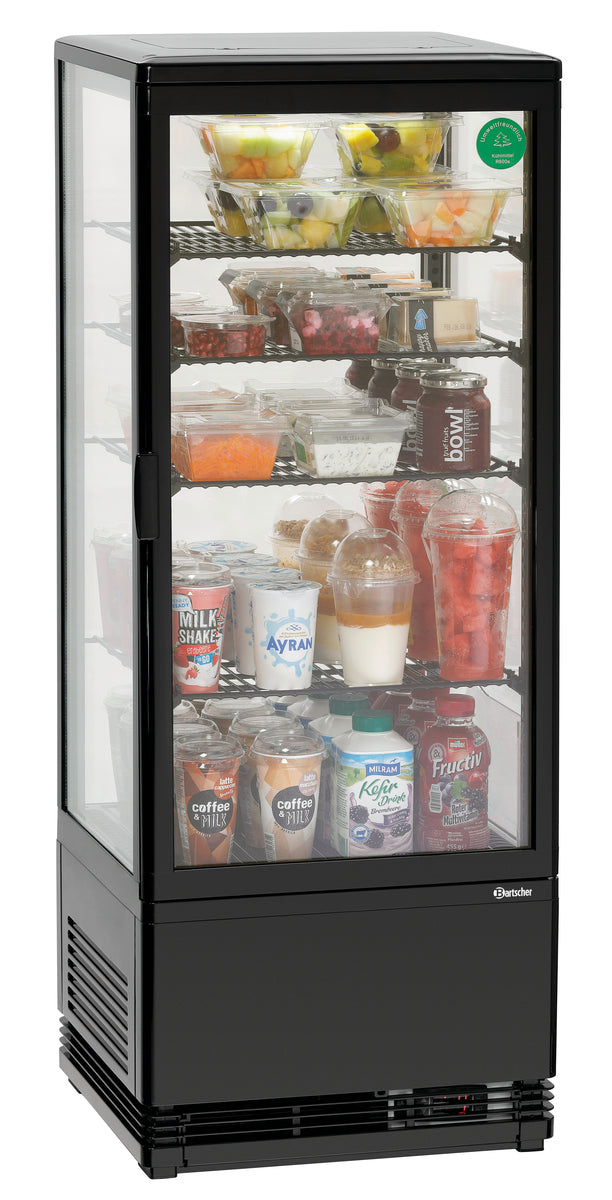 Kühlschrank mit Getränken und Snacks.