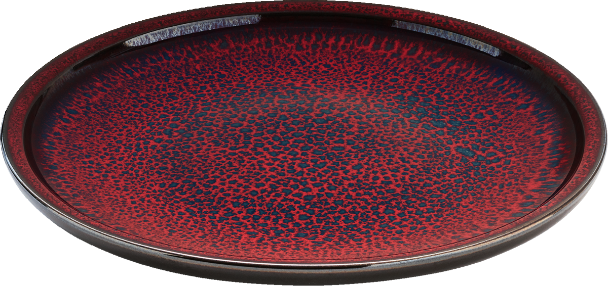 Roter Teller mit schwarzem Muster.