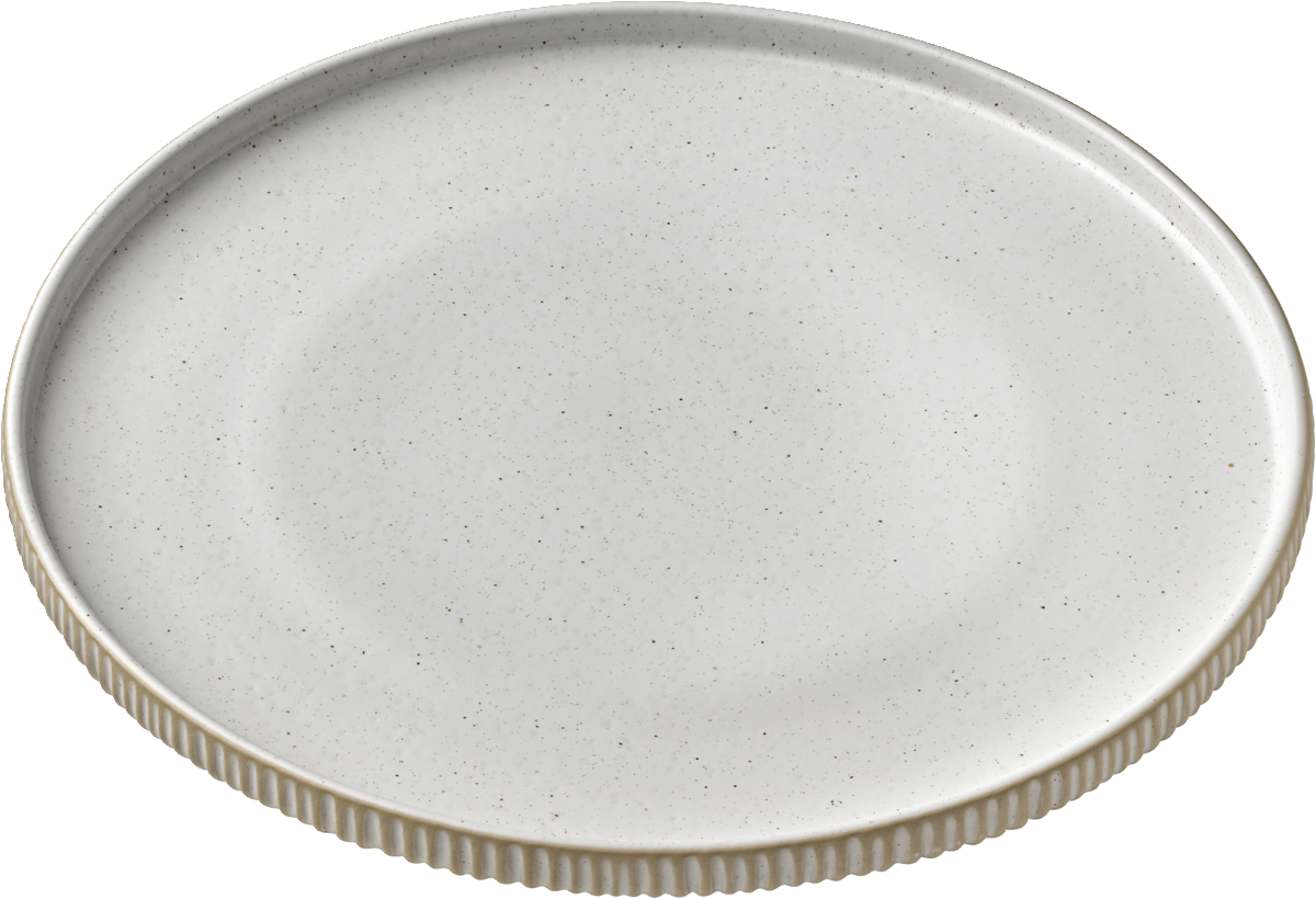 Weiße, flache, geriffelte Porzellanplatte.
