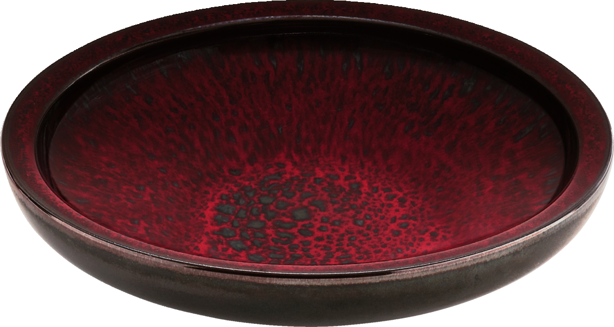 Rote Schale mit dunklem Muster.