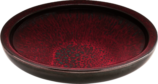 Rote Schale mit dunklem Muster.