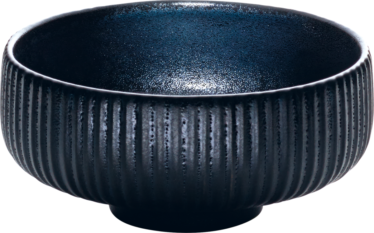 Schwarze, geriffelte Schüssel aus Keramik.