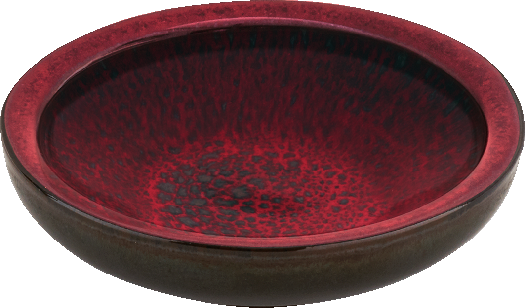 Rote Schale mit dunklem Rand.