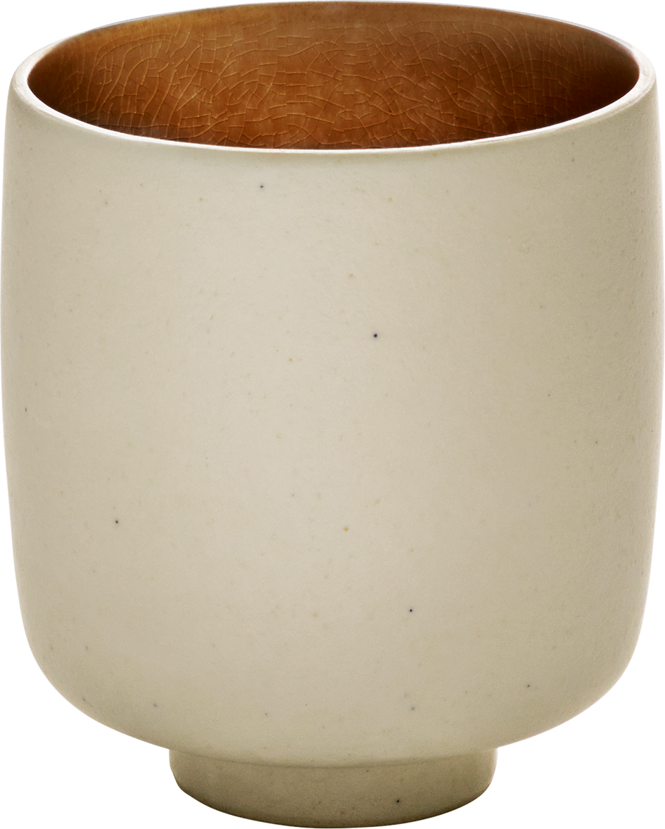 Beige Tasse mit braunem Innenraum.