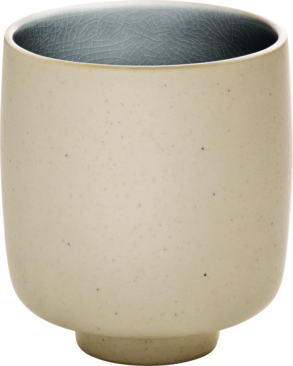 Beige Tasse mit grauem Innenraum.