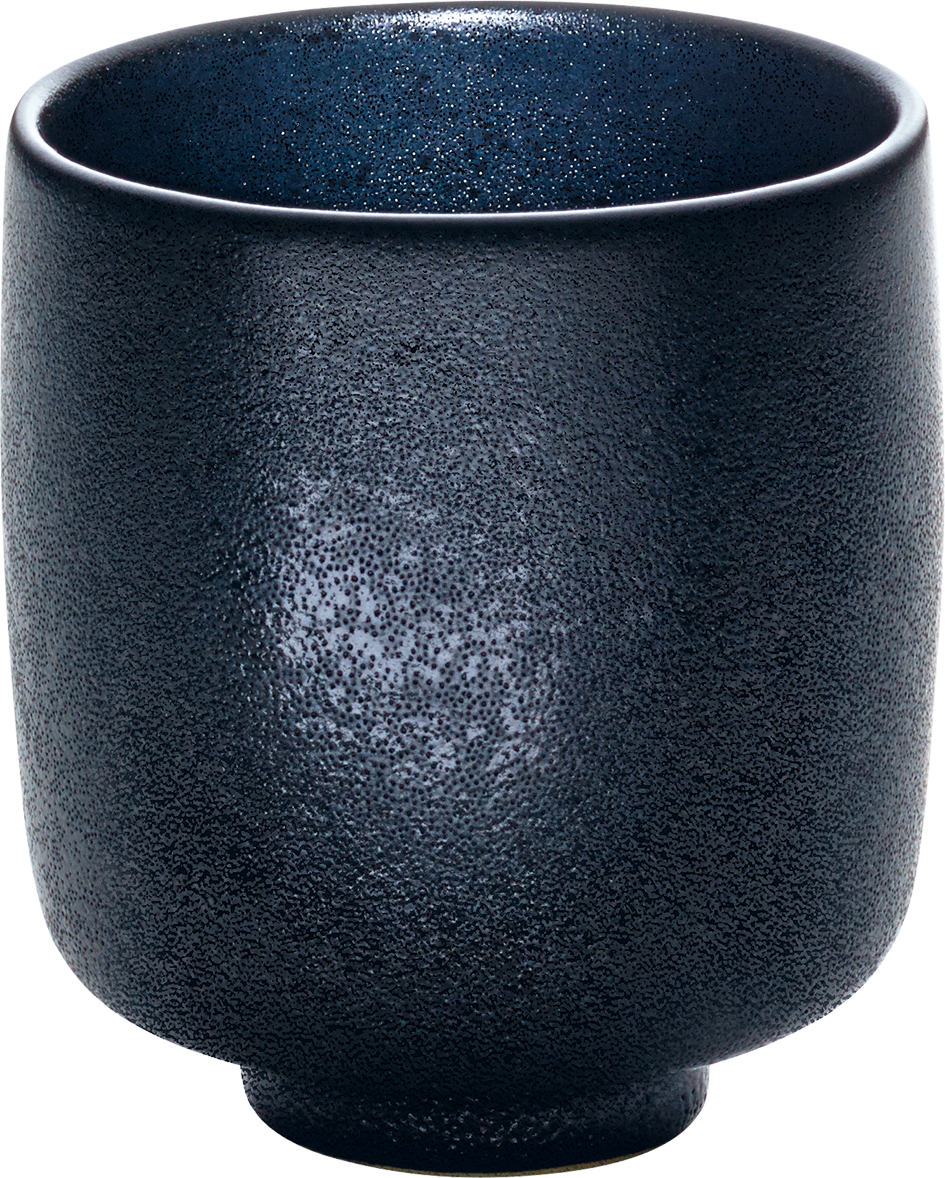 Schwarze, strukturierte Tasse ohne Henkel.