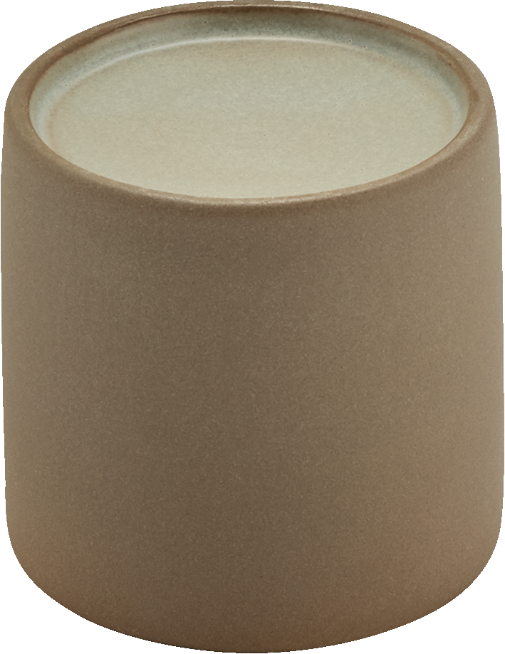 Brauner Keramikbecher, minimalistisch gestaltet.