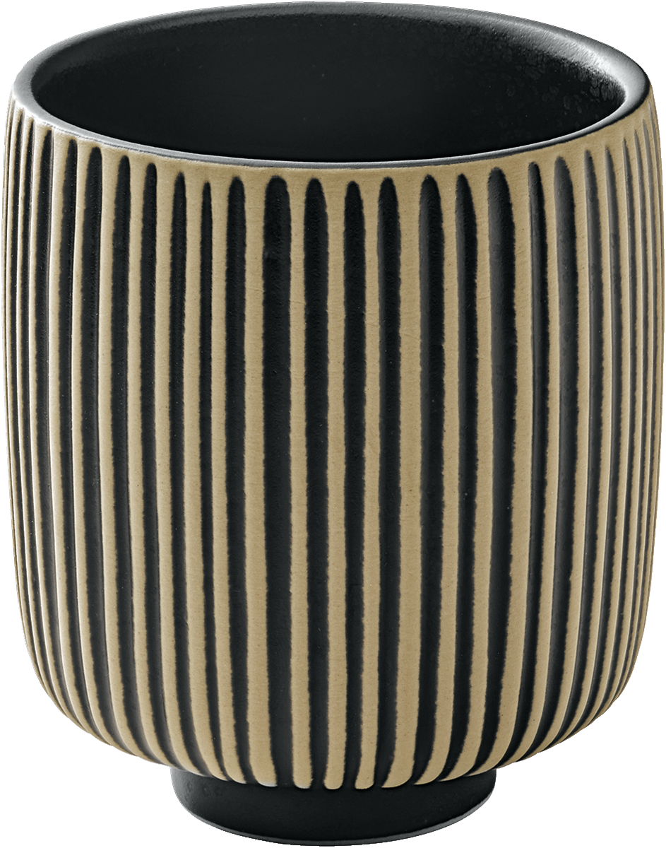 Schwarz-weißer Becher mit Relief.