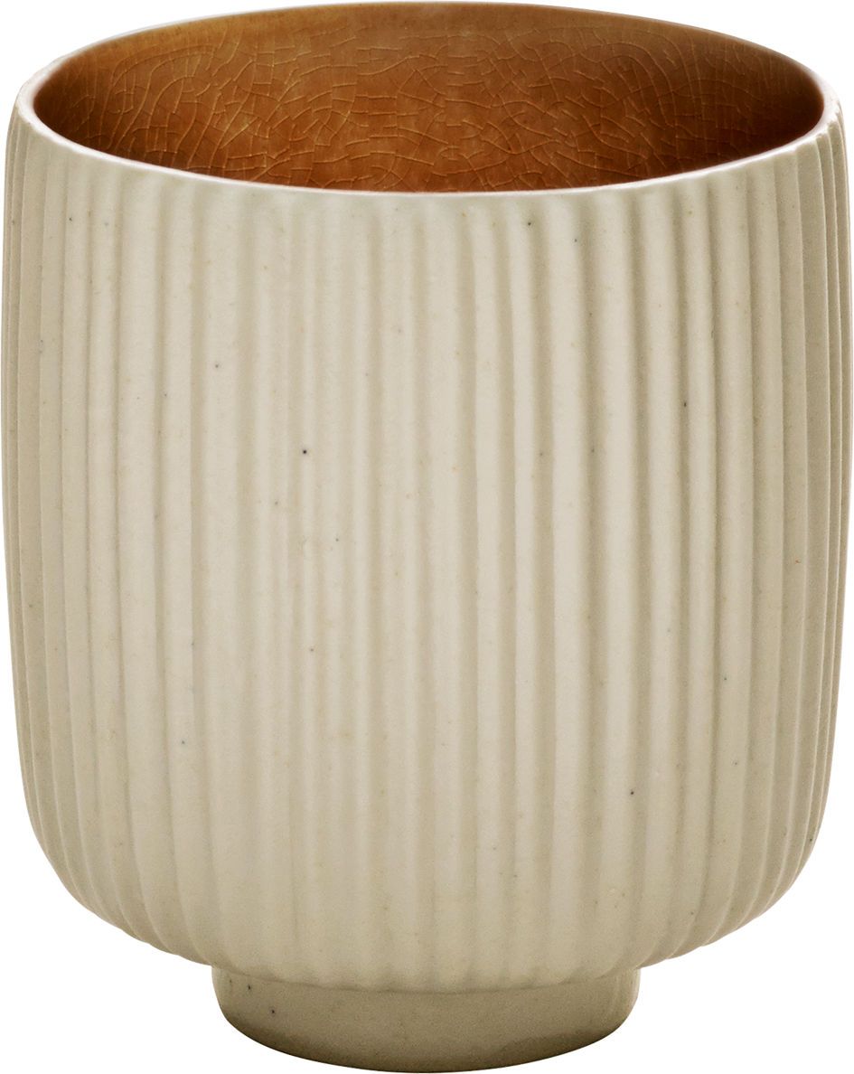 Geriffelte, beige Tasse, braunes Inneres.