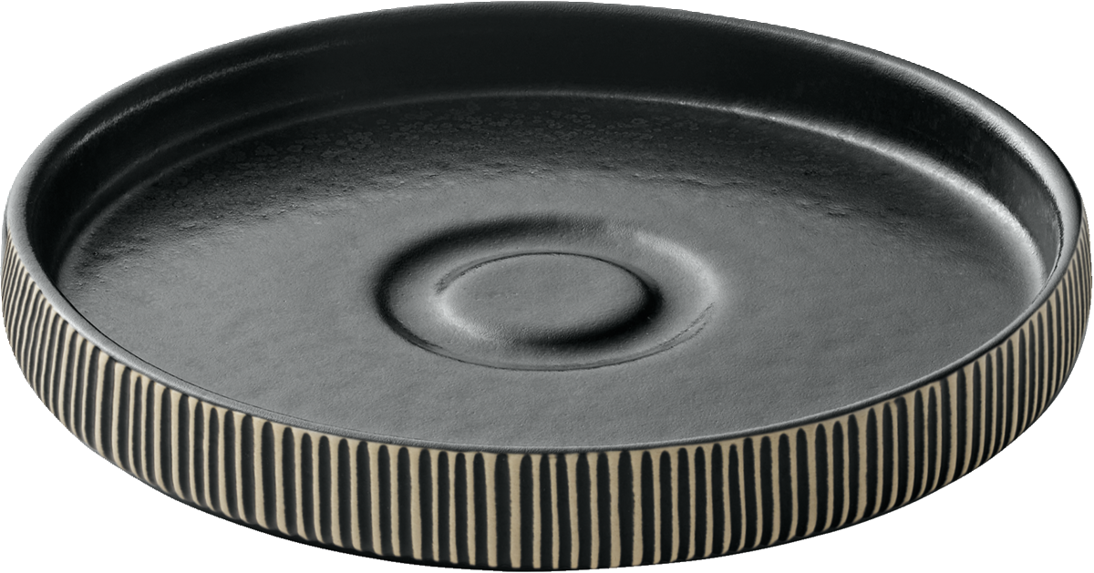 Schwarze Untertasse mit Reliefmuster.