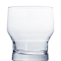 Leeres Glas auf weißem Hintergrund.