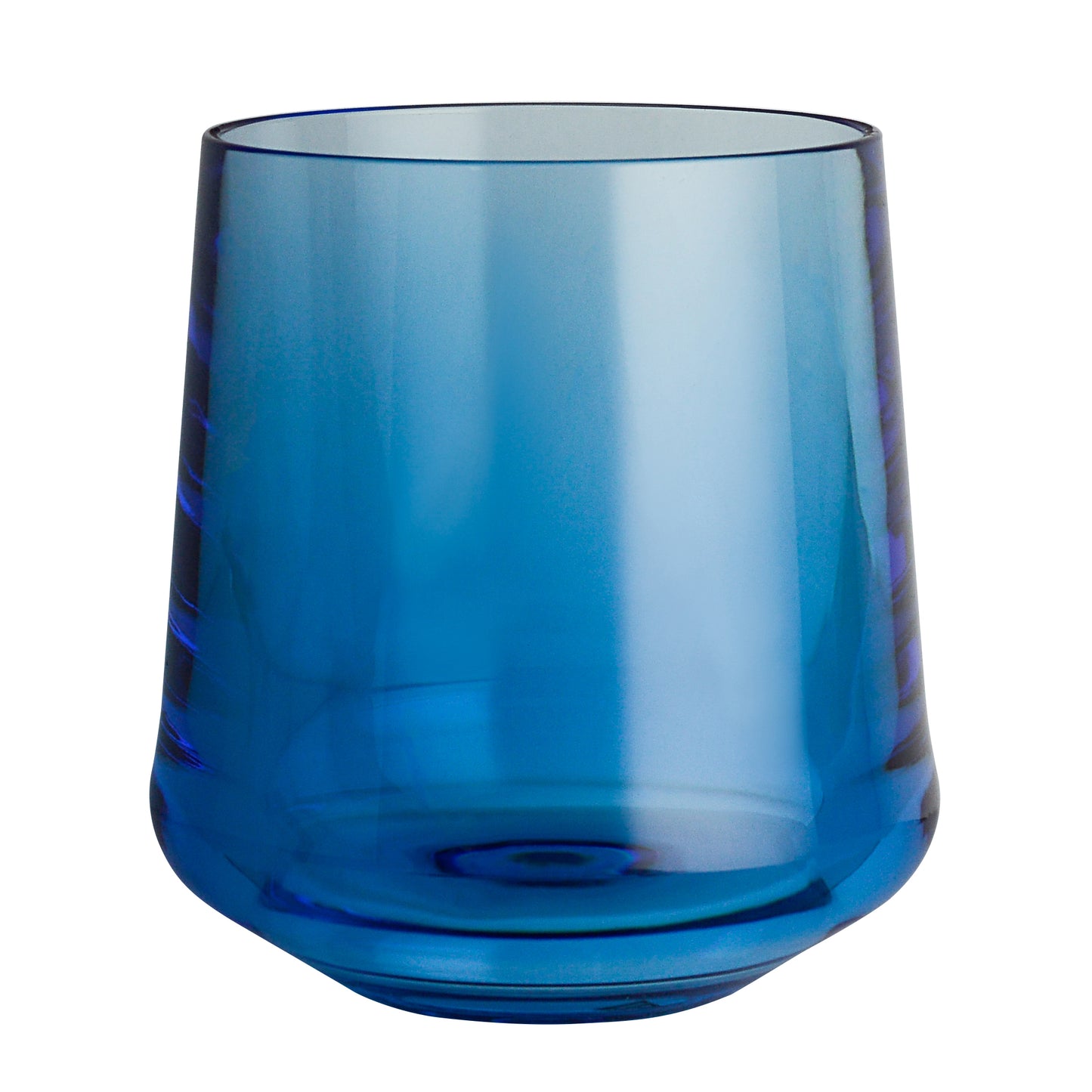 Blaues Trinkglas auf weißem Hintergrund.
