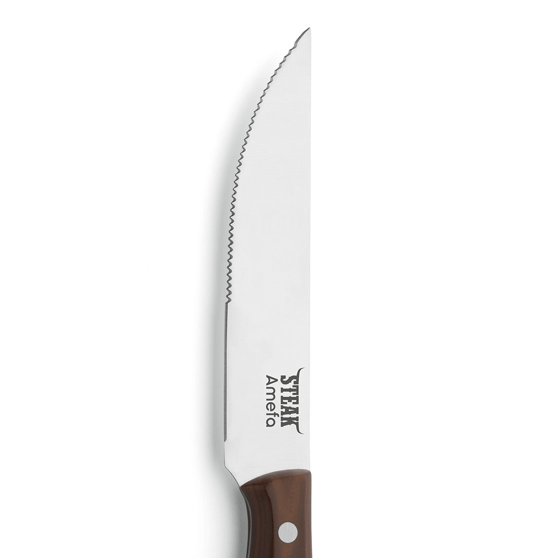Steakmesser mit Holzgriff auf weißem Hintergrund.