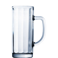 Leeres Bierglas mit Henkel.