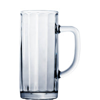 Leeres Bierglas mit Henkel.