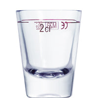Transparentes Shotglas mit Wasser