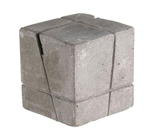 Betonblock in Würfelform, grau.
